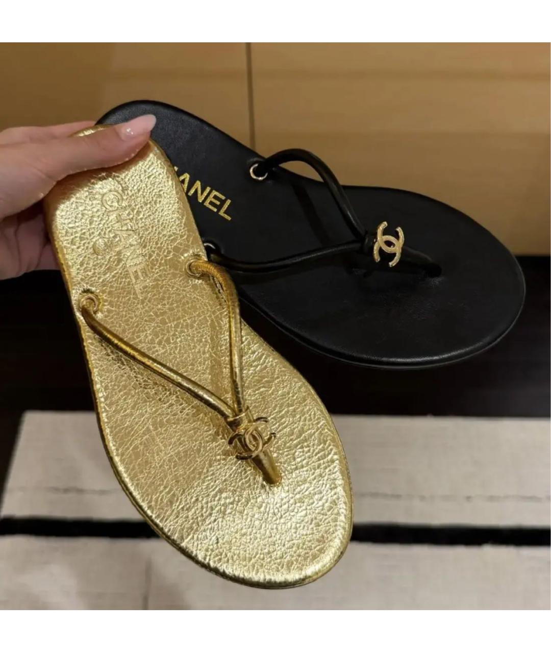 CHANEL Золотые шлепанцы из лакированной кожи, фото 6