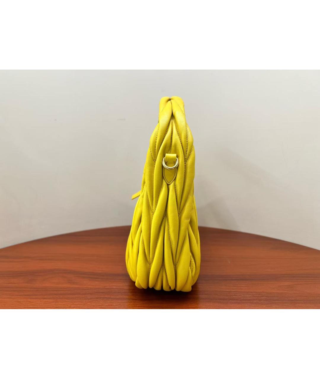 MIU MIU Желтая кожаная сумка с короткими ручками, фото 3