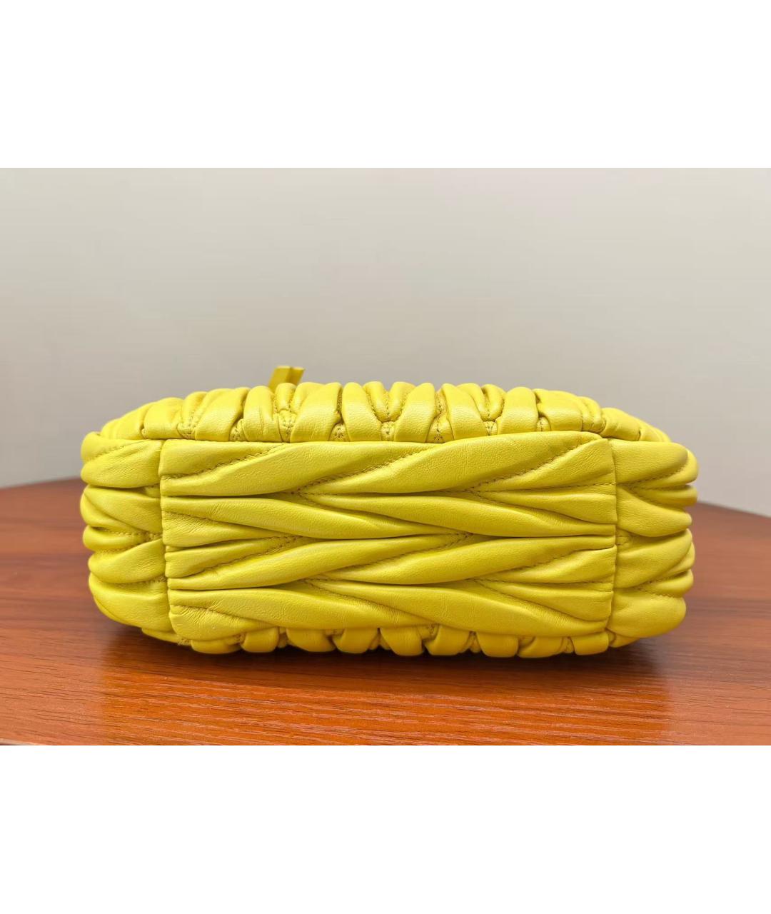 MIU MIU Желтая кожаная сумка с короткими ручками, фото 6