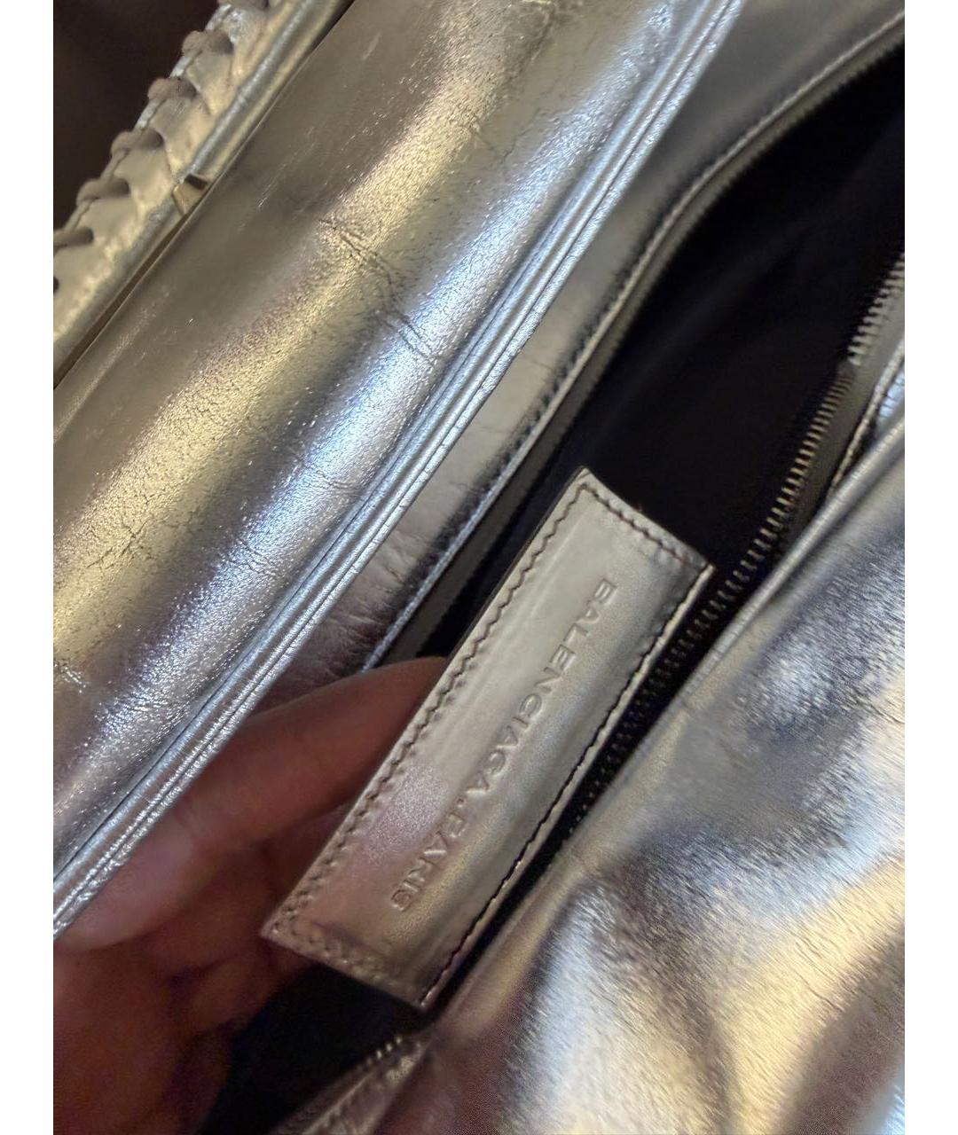 BALENCIAGA Серебряная кожаная сумка с короткими ручками, фото 4