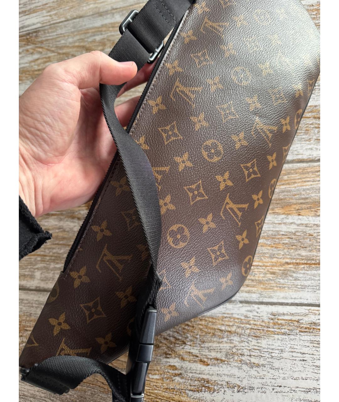 LOUIS VUITTON Коричневая кожаная поясная сумка, фото 3