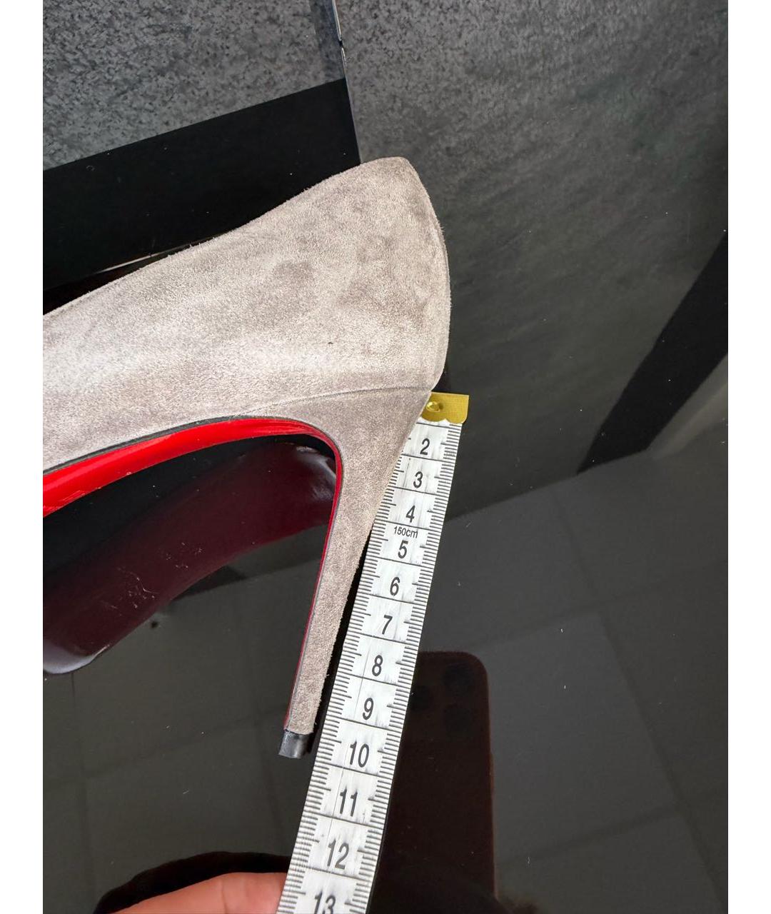 CHRISTIAN LOUBOUTIN Серые замшевые туфли, фото 5