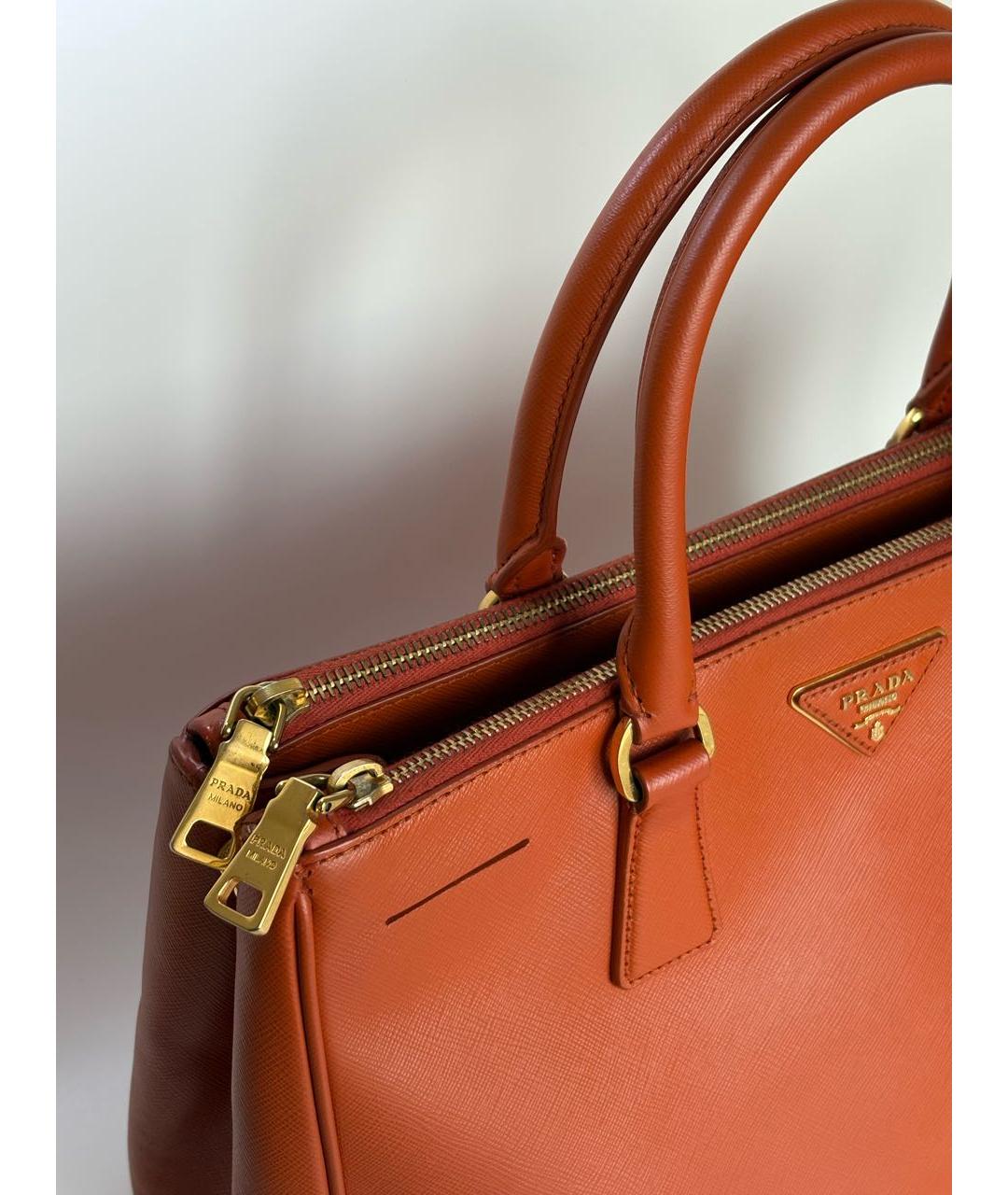 PRADA Оранжевая кожаная сумка с короткими ручками, фото 4