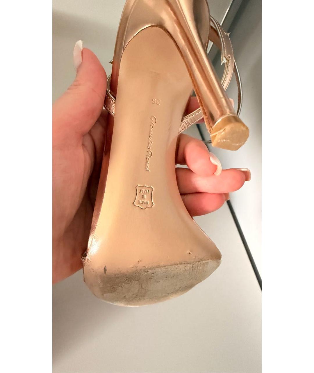 GIANVITO ROSSI Золотые босоножки из лакированной кожи, фото 5