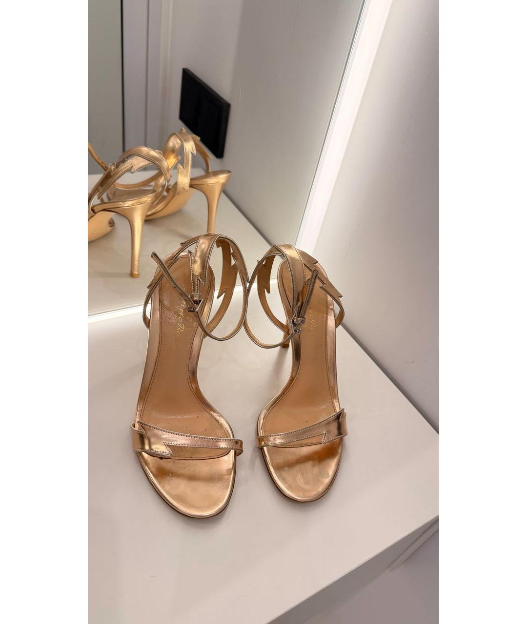 GIANVITO ROSSI Золотые босоножки из лакированной кожи, фото 2