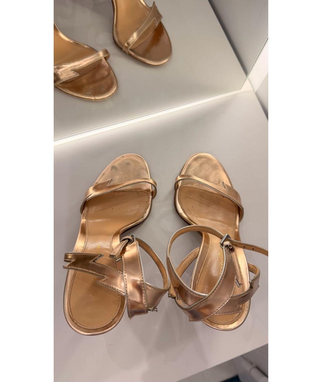 GIANVITO ROSSI Золотые босоножки из лакированной кожи, фото 3