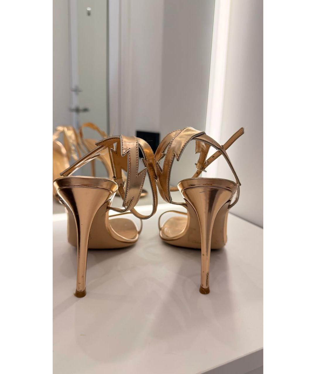 GIANVITO ROSSI Золотые босоножки из лакированной кожи, фото 4