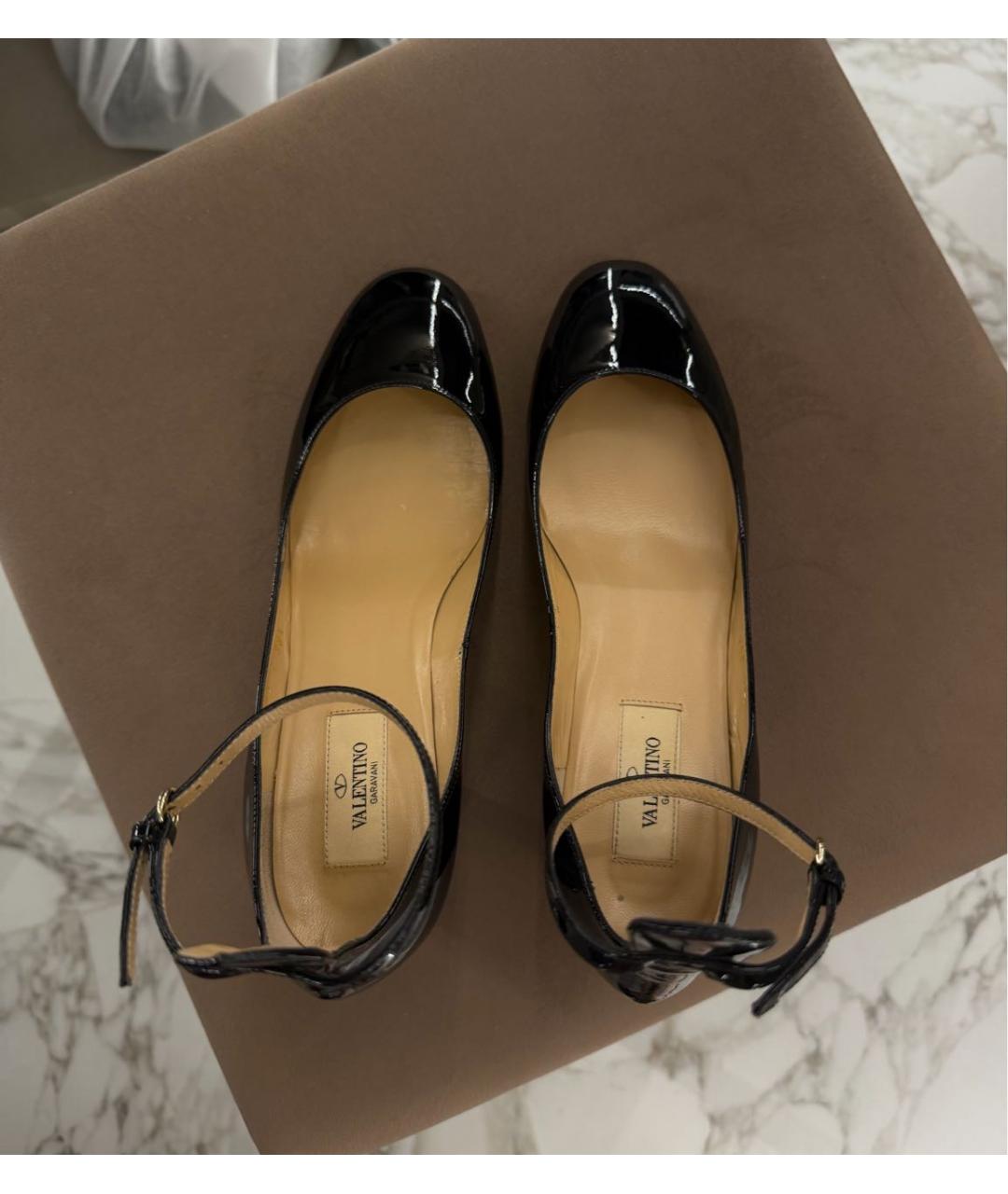 VALENTINO Черные лодочки на низком каблуке из лакированной кожи, фото 3