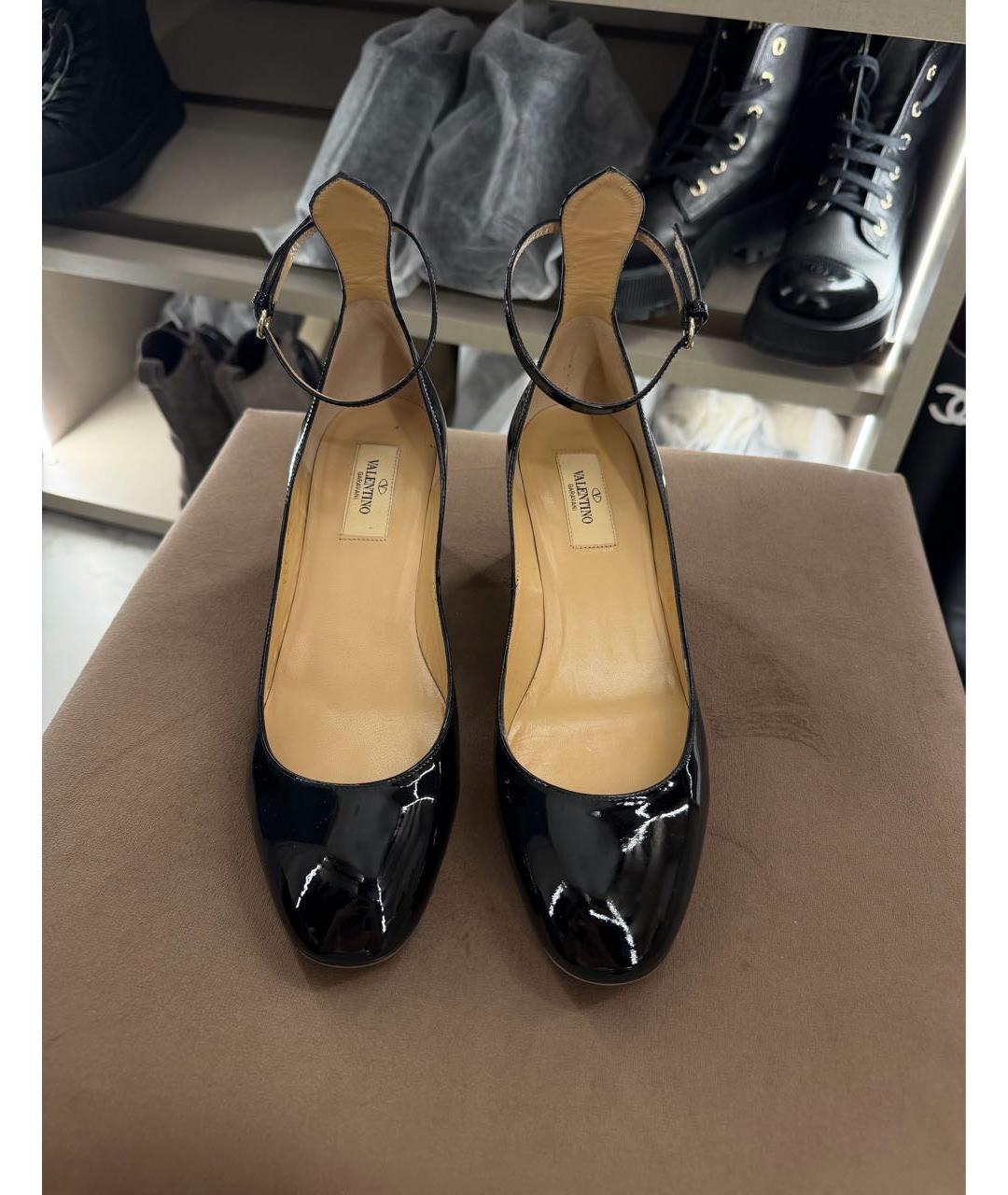 VALENTINO Черные лодочки на низком каблуке из лакированной кожи, фото 2