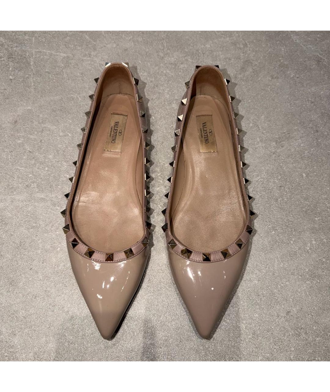 VALENTINO Бежевые балетки из лакированной кожи, фото 2