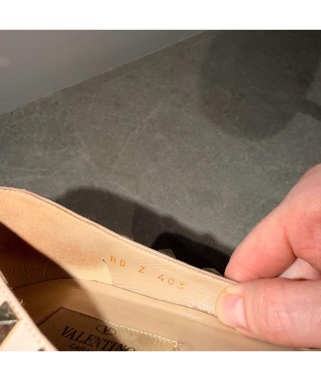 VALENTINO Бежевые балетки из лакированной кожи, фото 6