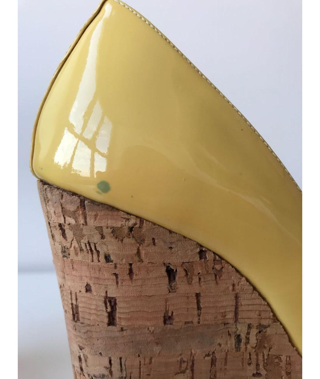 CHRISTIAN LOUBOUTIN Желтые туфли из лакированной кожи, фото 6