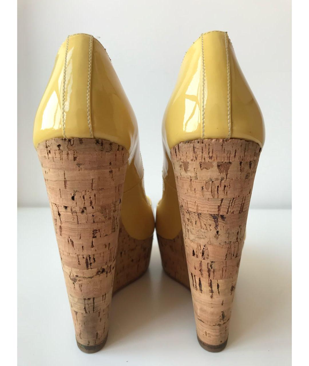 CHRISTIAN LOUBOUTIN Желтые туфли из лакированной кожи, фото 4