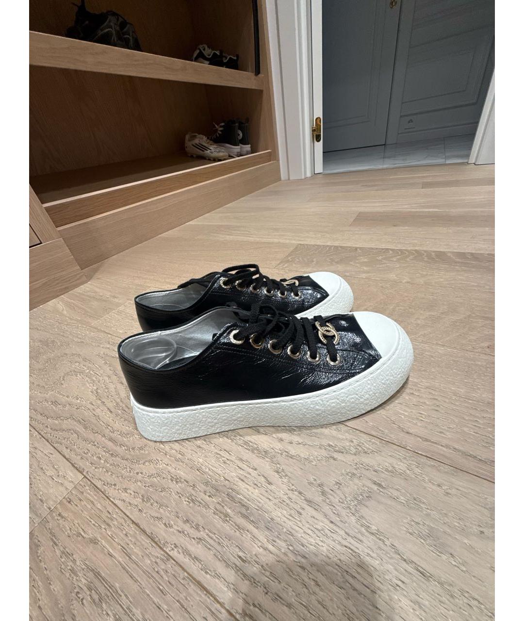 CHANEL Черные кеды из лакированной кожи, фото 2