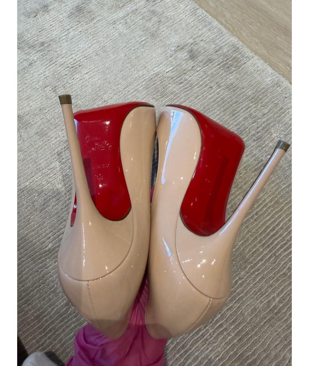 CHRISTIAN LOUBOUTIN Бежевые туфли из лакированной кожи, фото 4