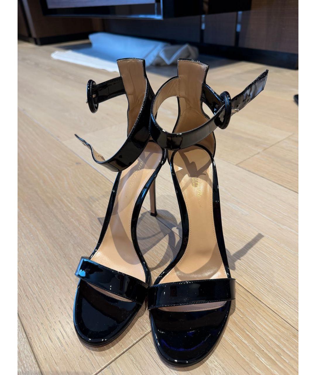 GIANVITO ROSSI Черные босоножки из лакированной кожи, фото 6