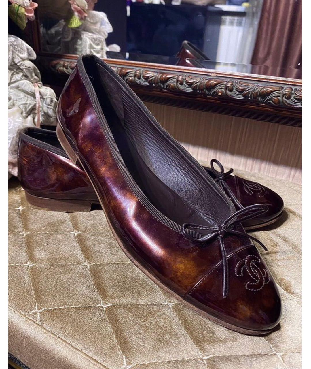 CHANEL Коричневые балетки из лакированной кожи, фото 2