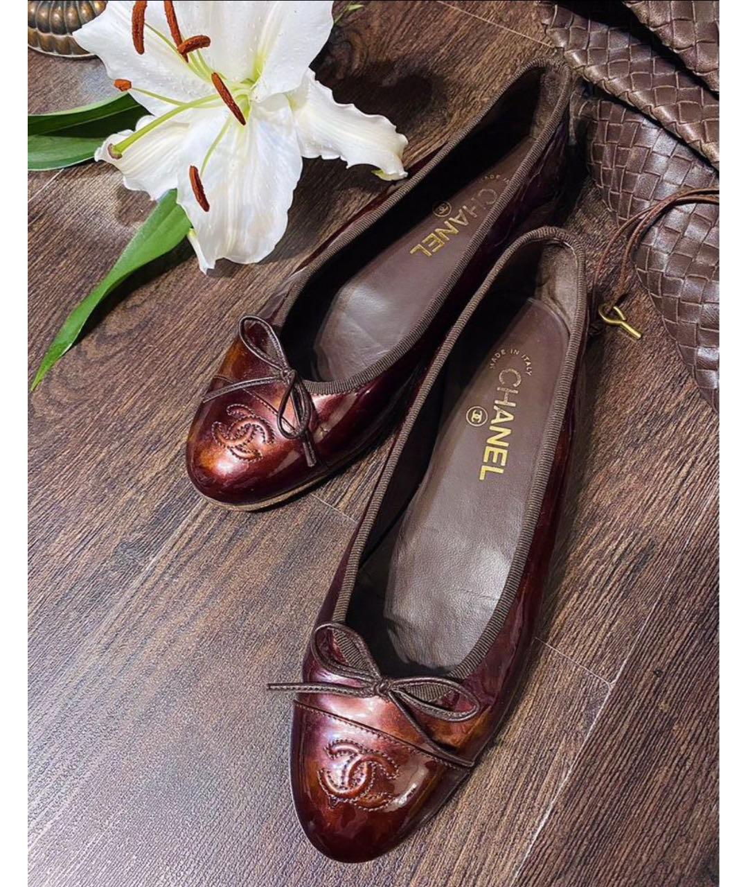 CHANEL Коричневые балетки из лакированной кожи, фото 3