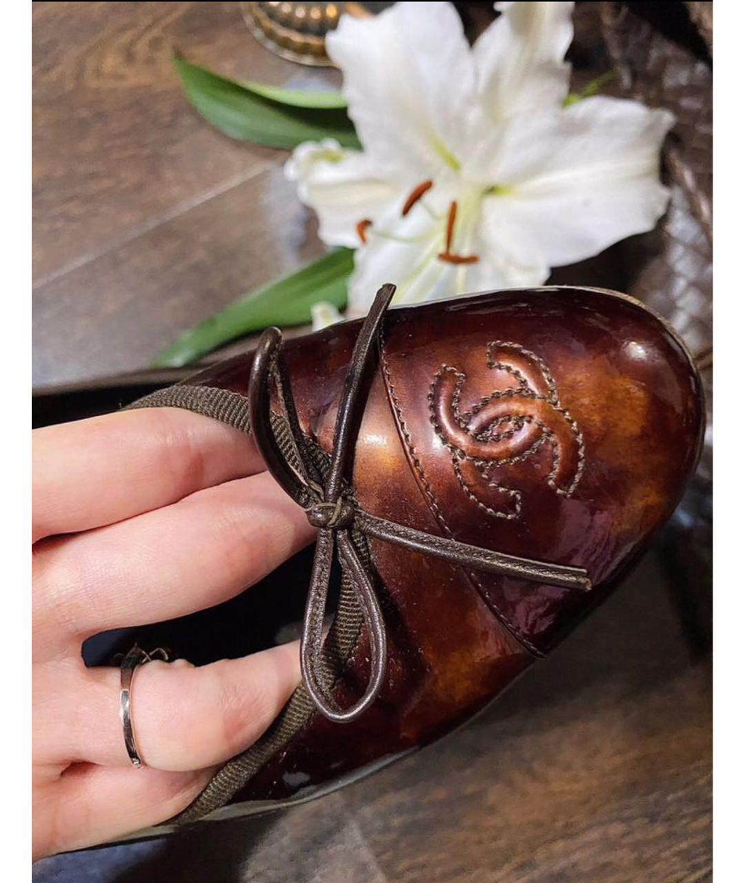 CHANEL Коричневые балетки из лакированной кожи, фото 6