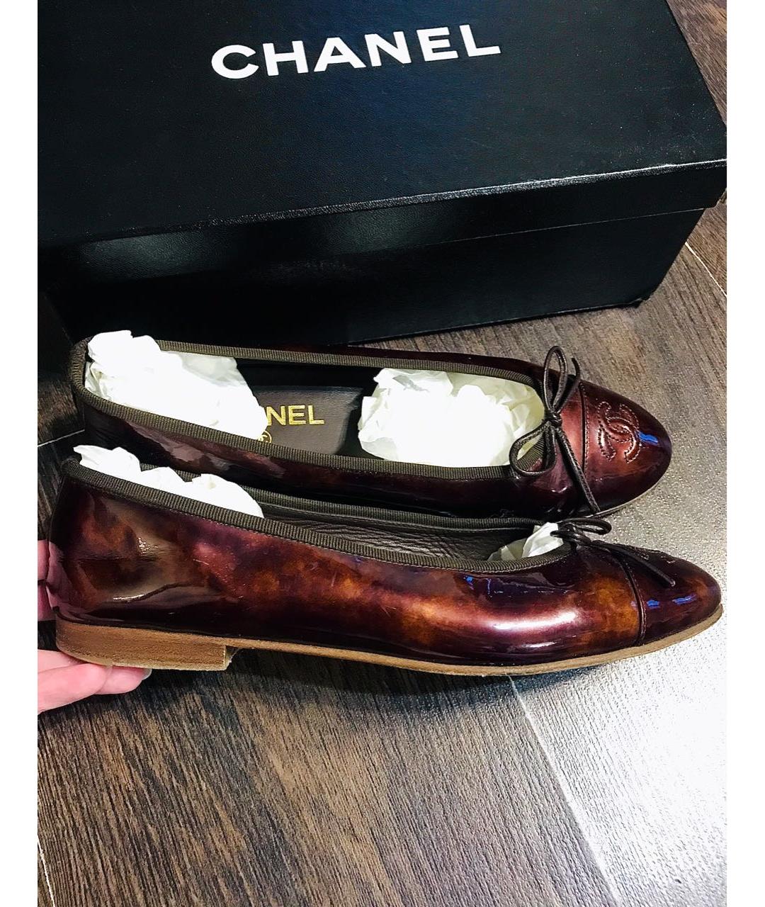 CHANEL Коричневые балетки из лакированной кожи, фото 9