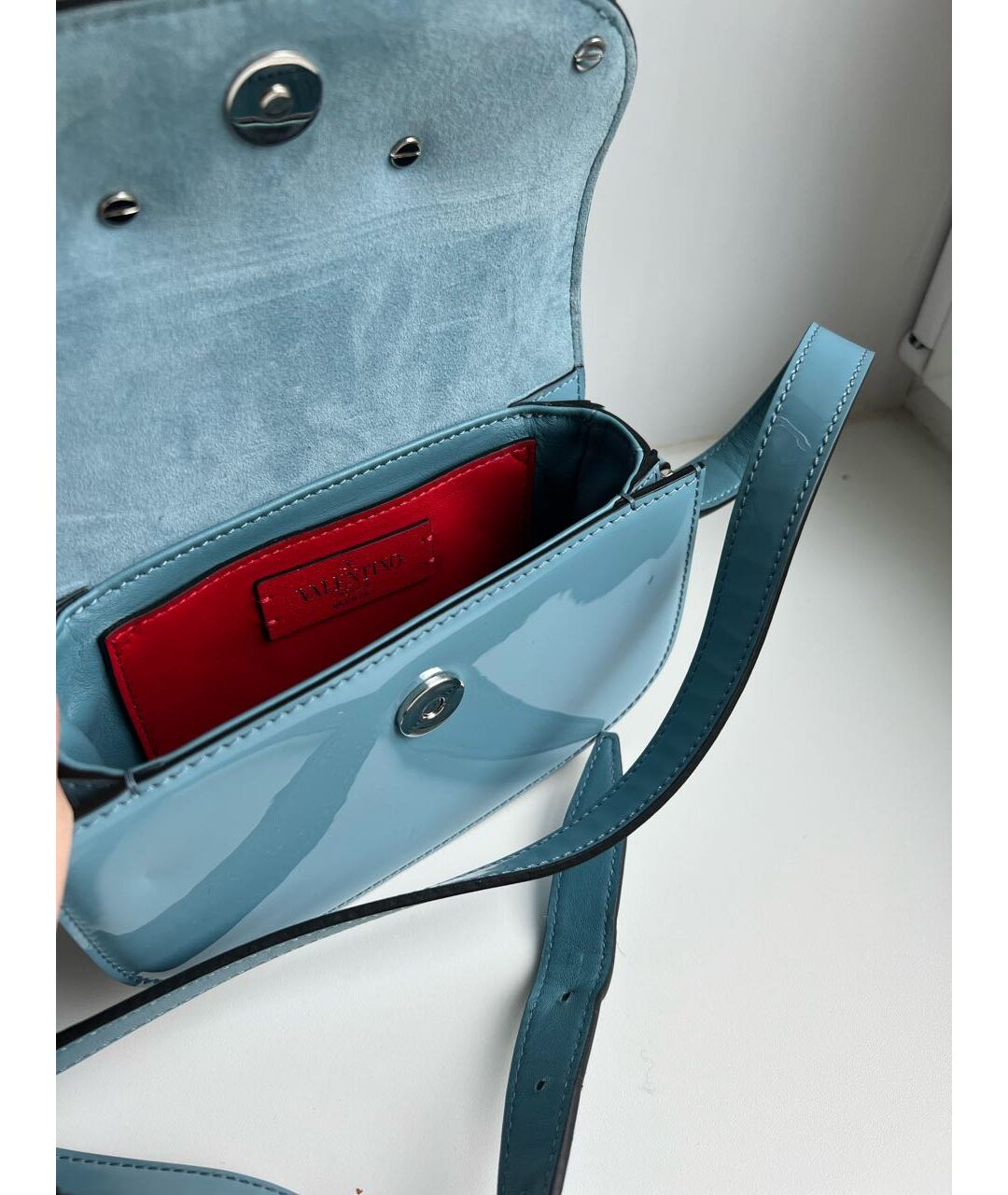 VALENTINO Голубая сумка тоут из лакированной кожи, фото 4