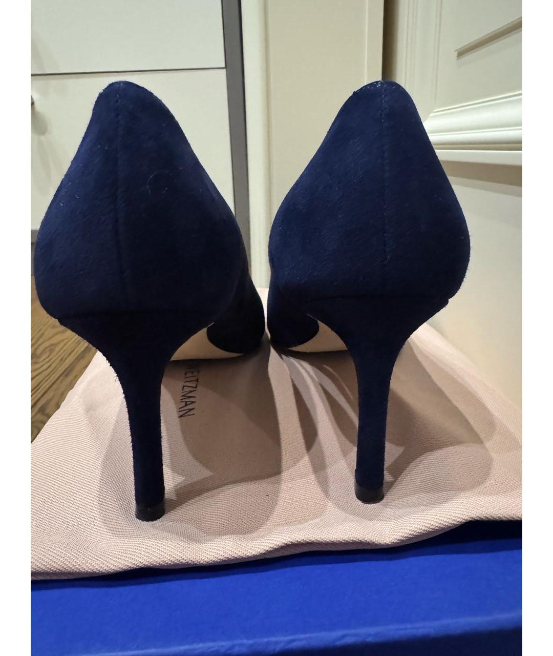 STUART WEITZMAN Темно-синие замшевые лодочки на низком каблуке, фото 4