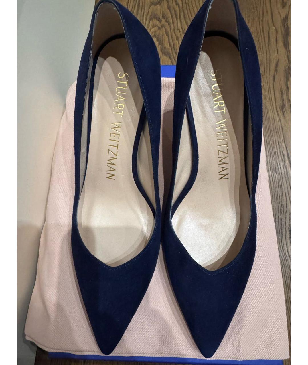 STUART WEITZMAN Темно-синие замшевые лодочки на низком каблуке, фото 2