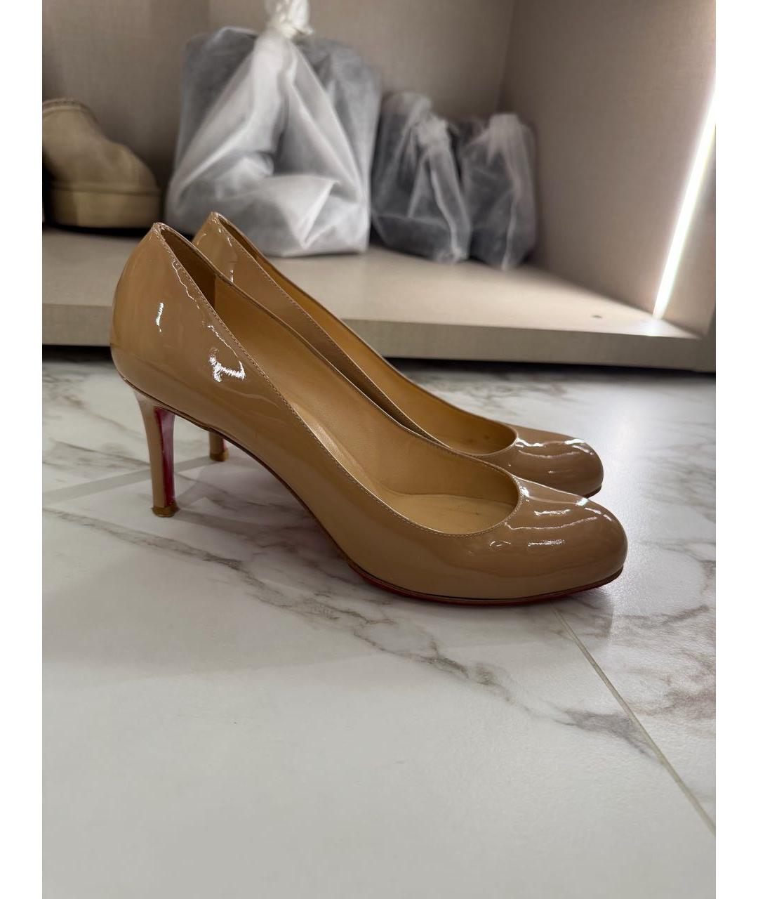 CHRISTIAN LOUBOUTIN Бежевые туфли из лакированной кожи, фото 5