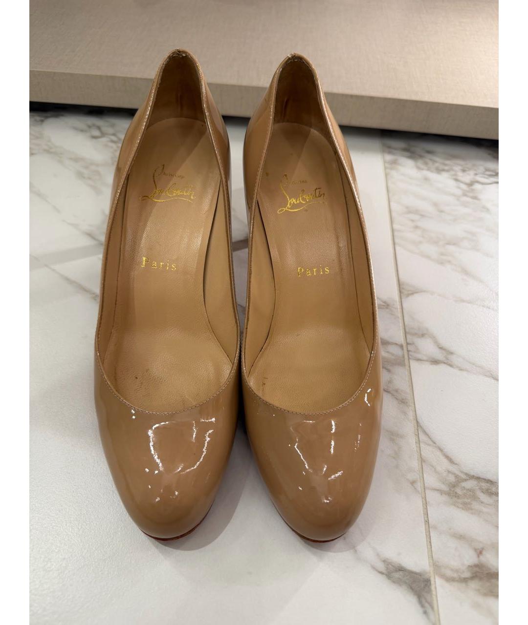 CHRISTIAN LOUBOUTIN Бежевые туфли из лакированной кожи, фото 2