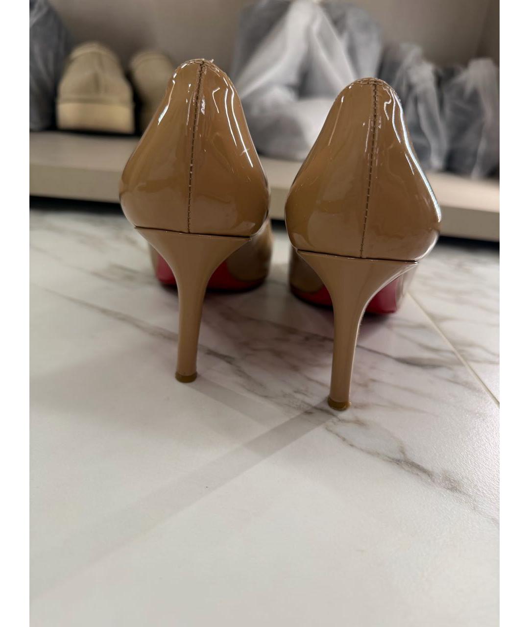 CHRISTIAN LOUBOUTIN Бежевые туфли из лакированной кожи, фото 4