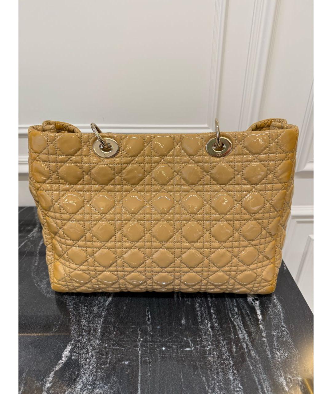 CHRISTIAN DIOR Бежевая сумка тоут из лакированной кожи, фото 2