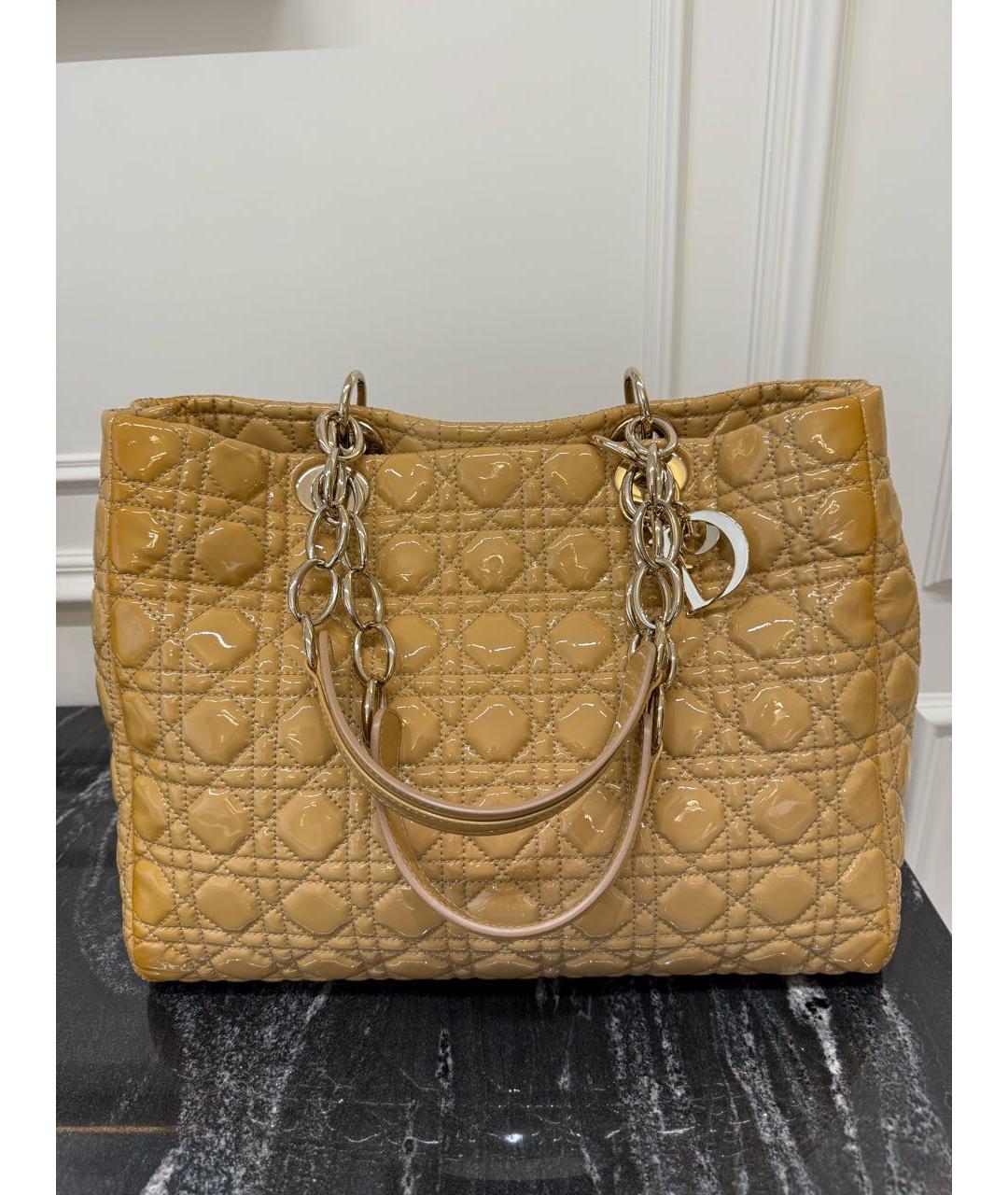 CHRISTIAN DIOR Бежевая сумка тоут из лакированной кожи, фото 7