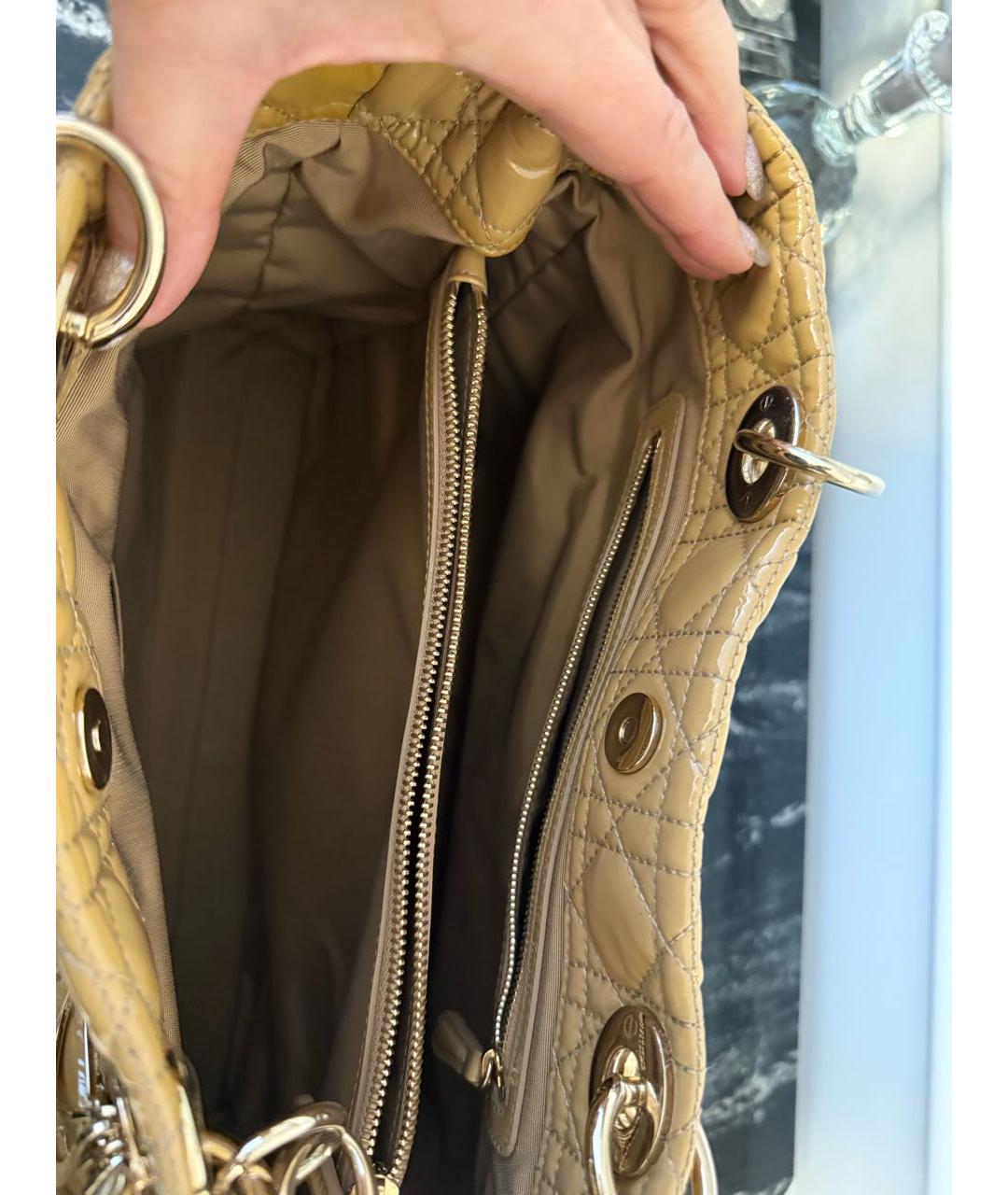 CHRISTIAN DIOR Бежевая сумка тоут из лакированной кожи, фото 6