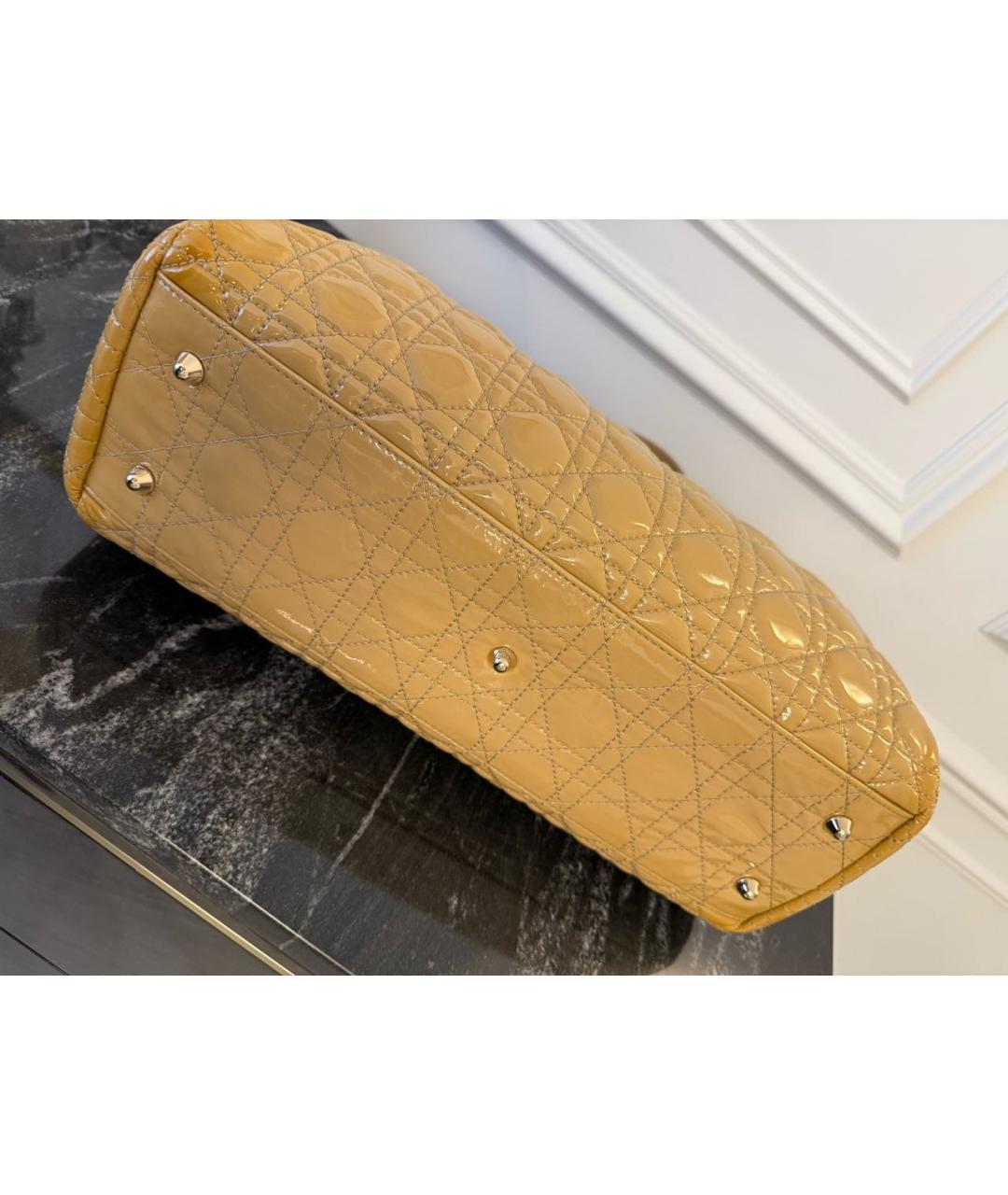 CHRISTIAN DIOR Бежевая сумка тоут из лакированной кожи, фото 4