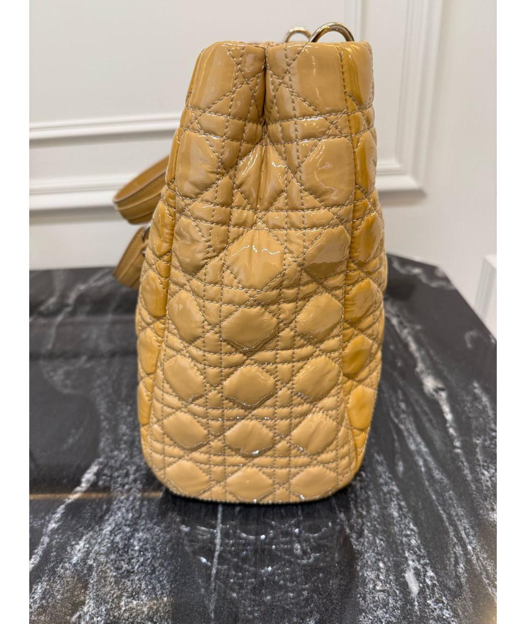 CHRISTIAN DIOR Бежевая сумка тоут из лакированной кожи, фото 3
