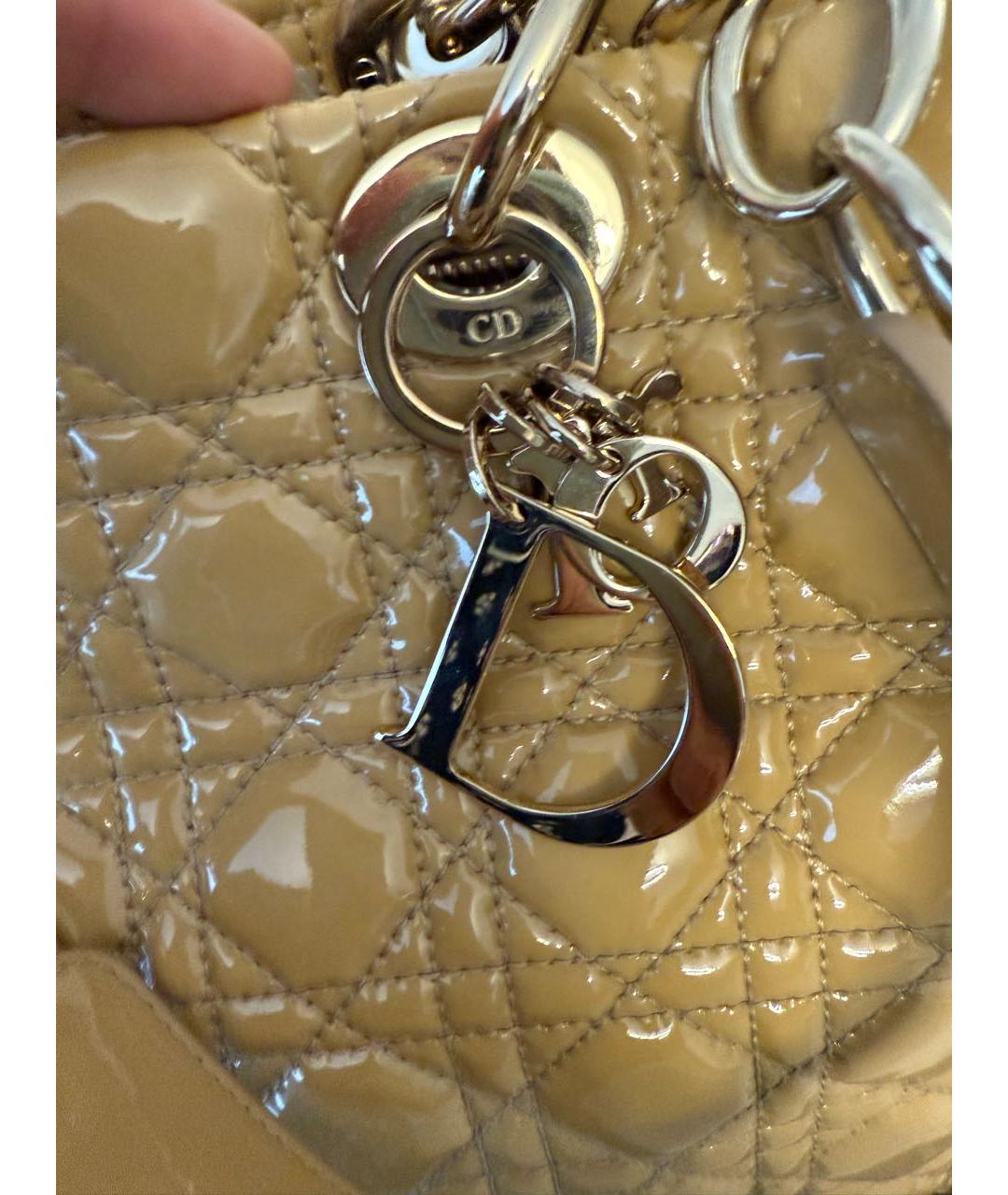 CHRISTIAN DIOR Бежевая сумка тоут из лакированной кожи, фото 5