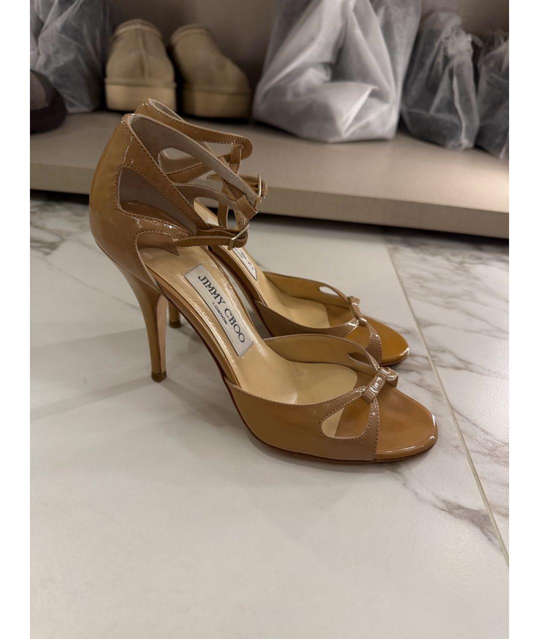 JIMMY CHOO Бежевые босоножки из лакированной кожи, фото 8