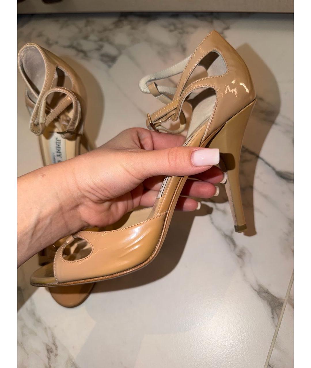 JIMMY CHOO Бежевые босоножки из лакированной кожи, фото 7