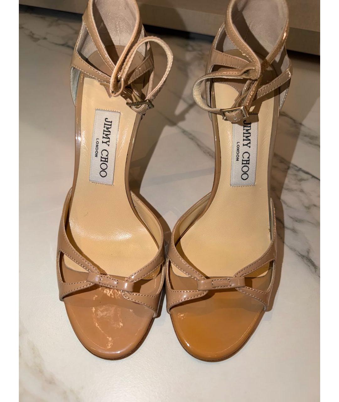 JIMMY CHOO Бежевые босоножки из лакированной кожи, фото 5