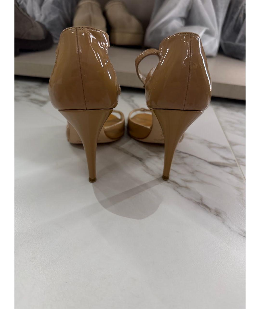 JIMMY CHOO Бежевые босоножки из лакированной кожи, фото 4