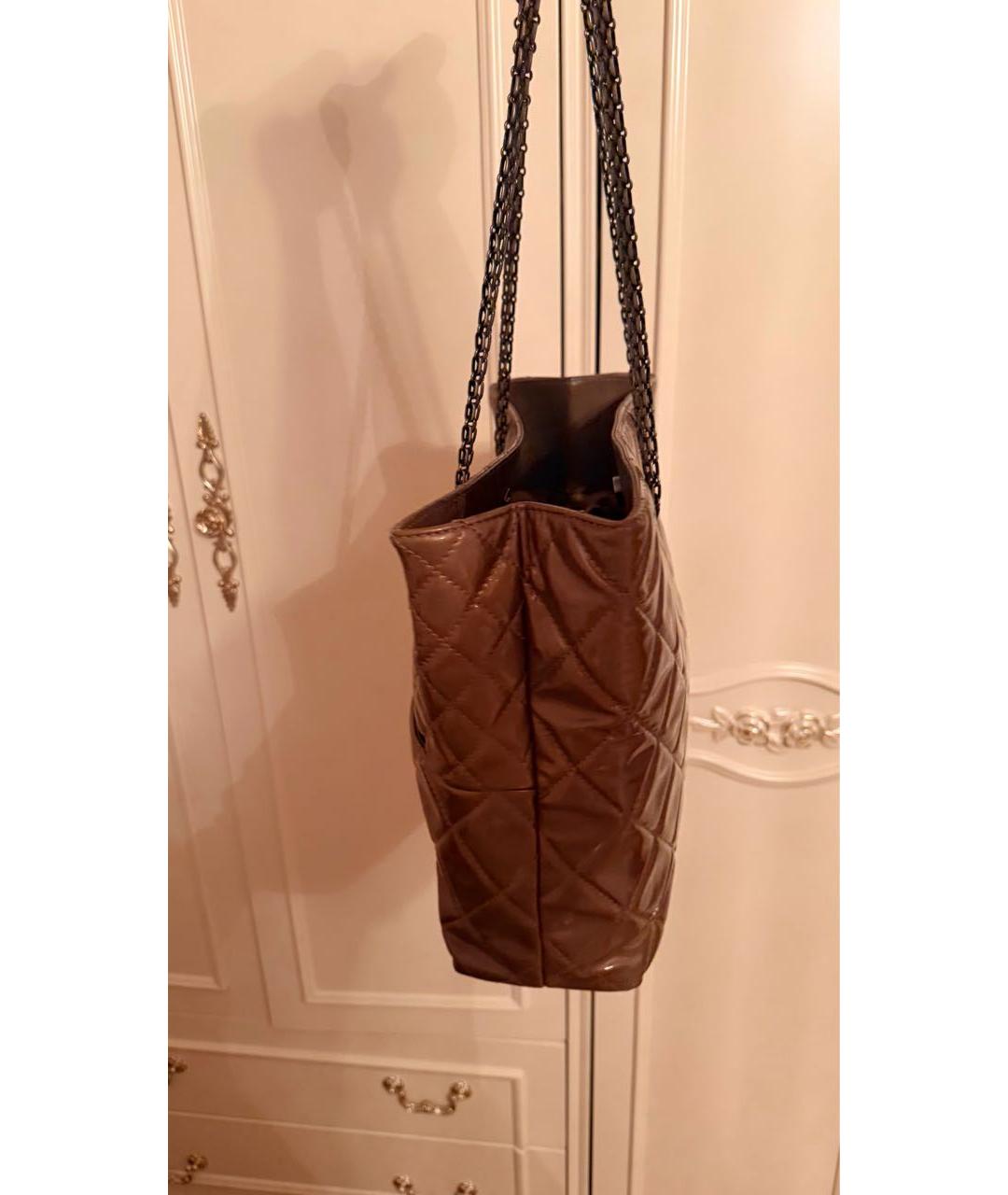 CHANEL Золотая сумка тоут из лакированной кожи, фото 2