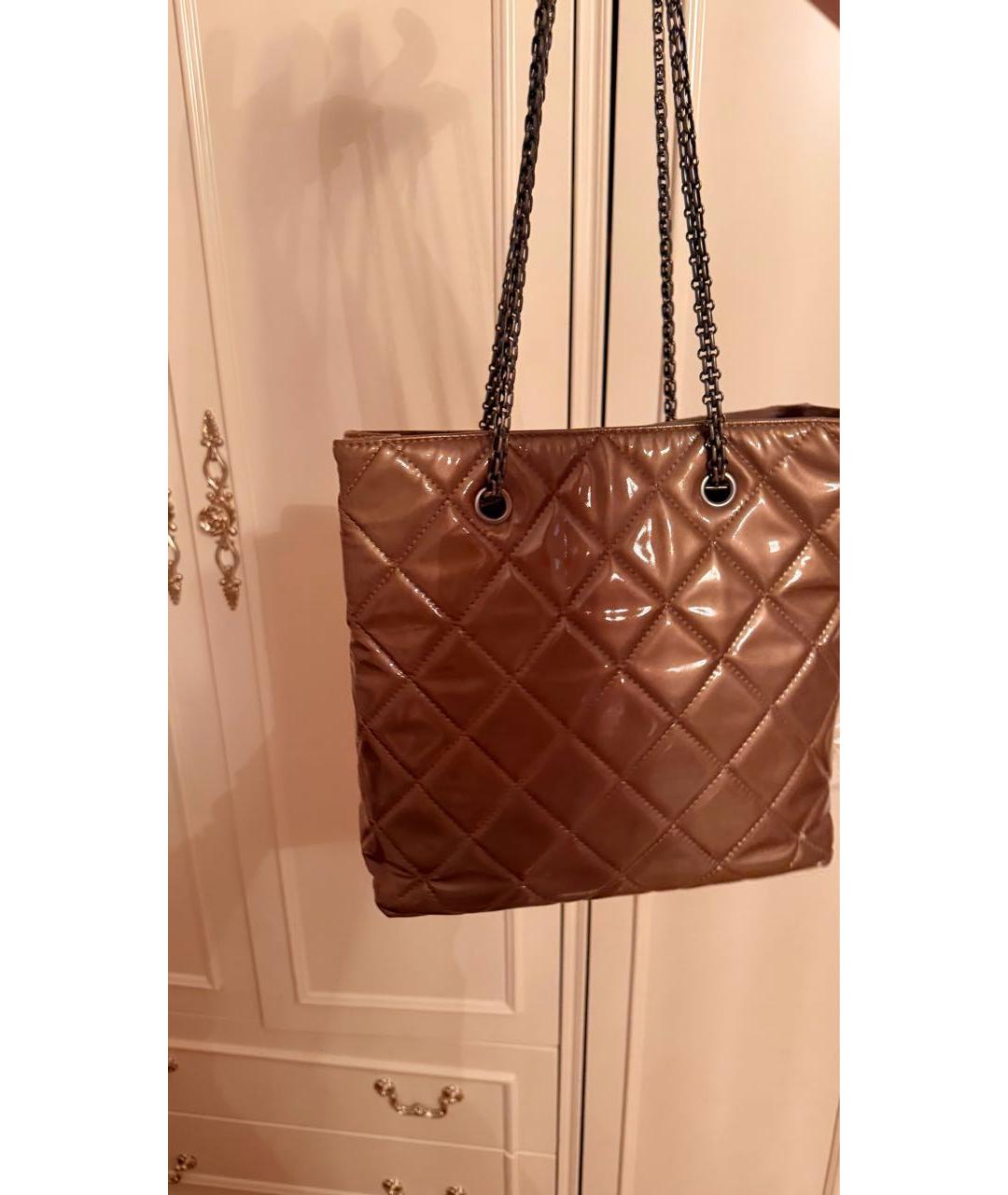 CHANEL Золотая сумка тоут из лакированной кожи, фото 3