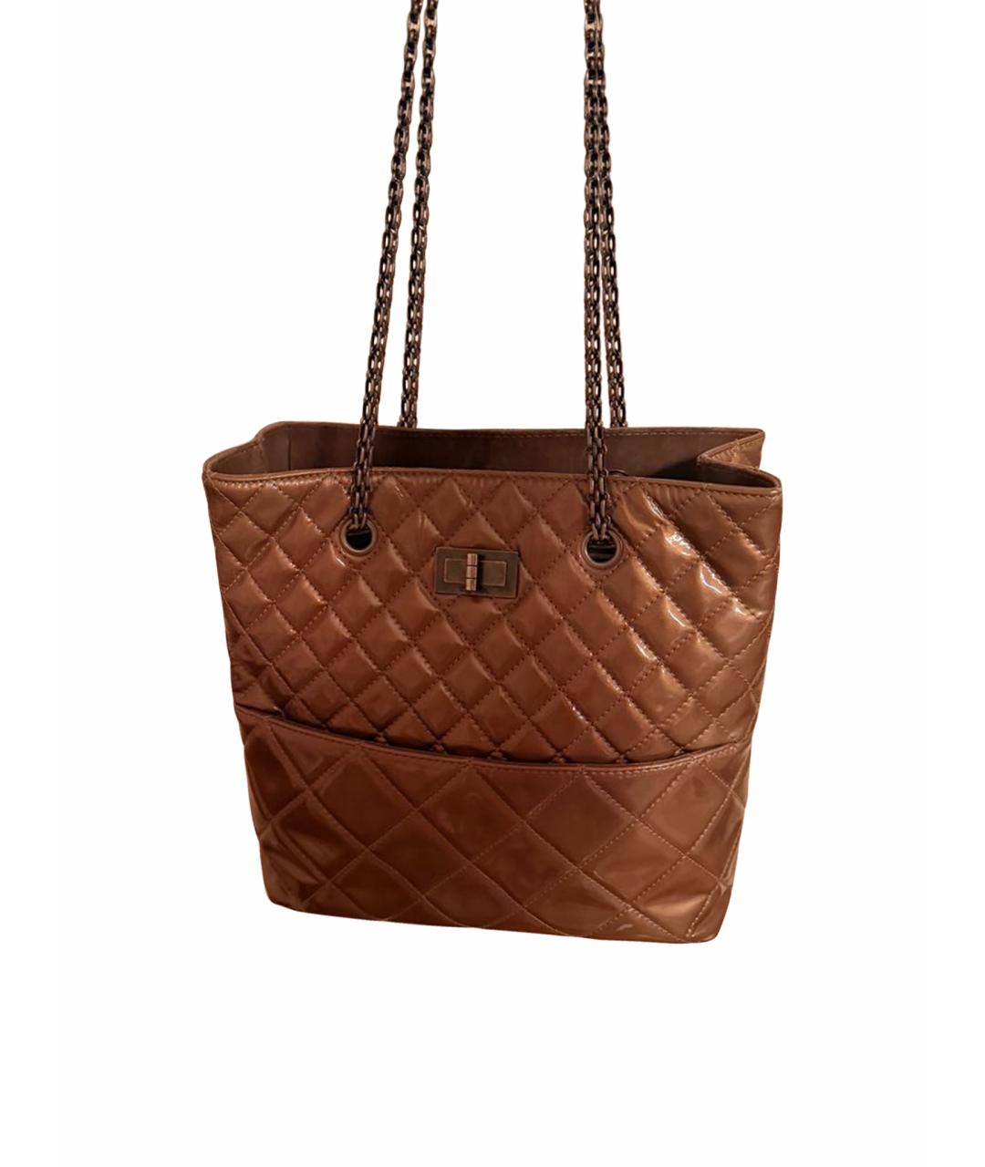 CHANEL Золотая сумка тоут из лакированной кожи, фото 1