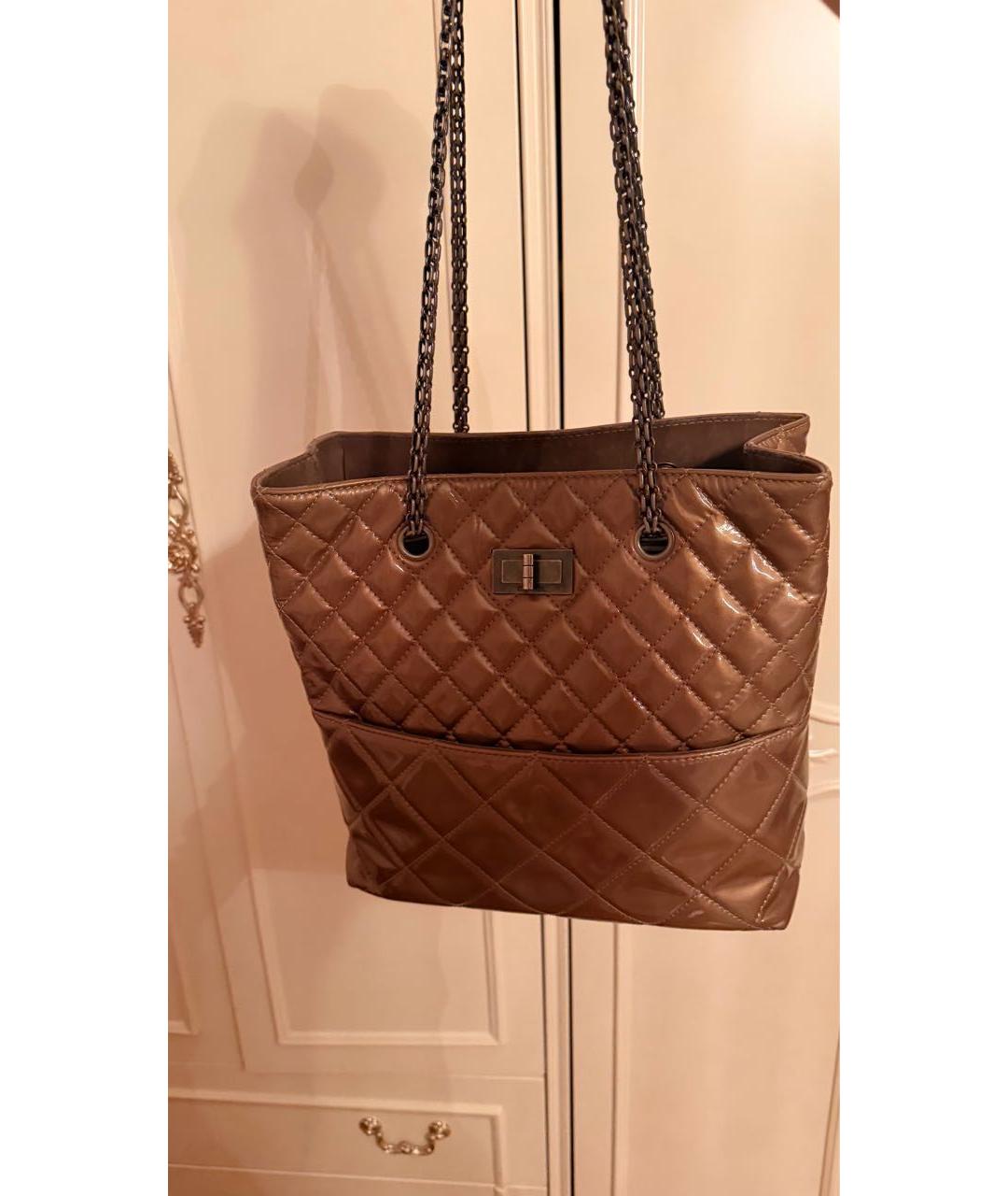 CHANEL Золотая сумка тоут из лакированной кожи, фото 5