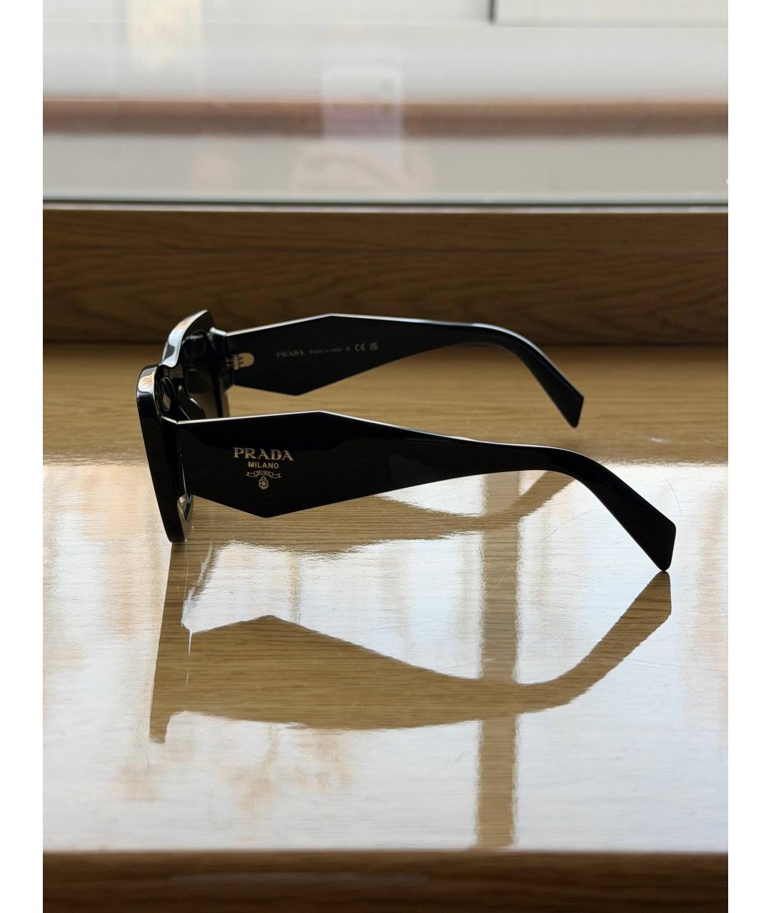 PRADA Черные пластиковые солнцезащитные очки, фото 2