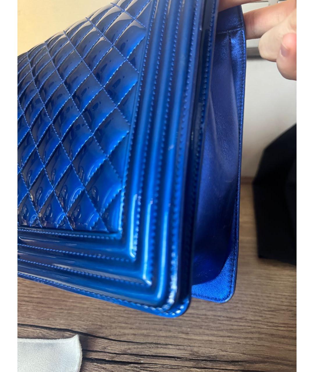 CHANEL Синяя сумка через плечо из лакированной кожи, фото 3