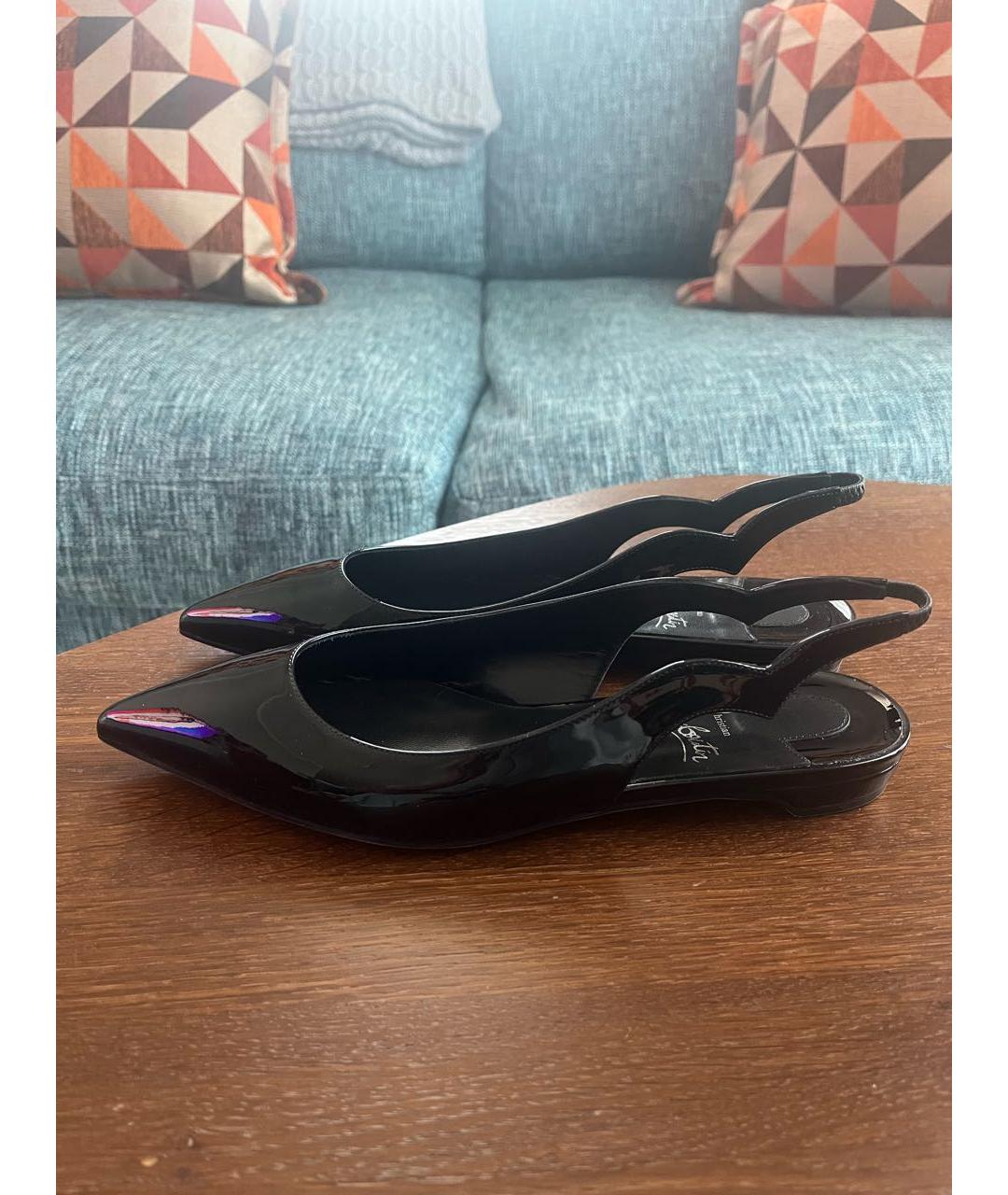 CHRISTIAN LOUBOUTIN Черные босоножки из лакированной кожи, фото 2