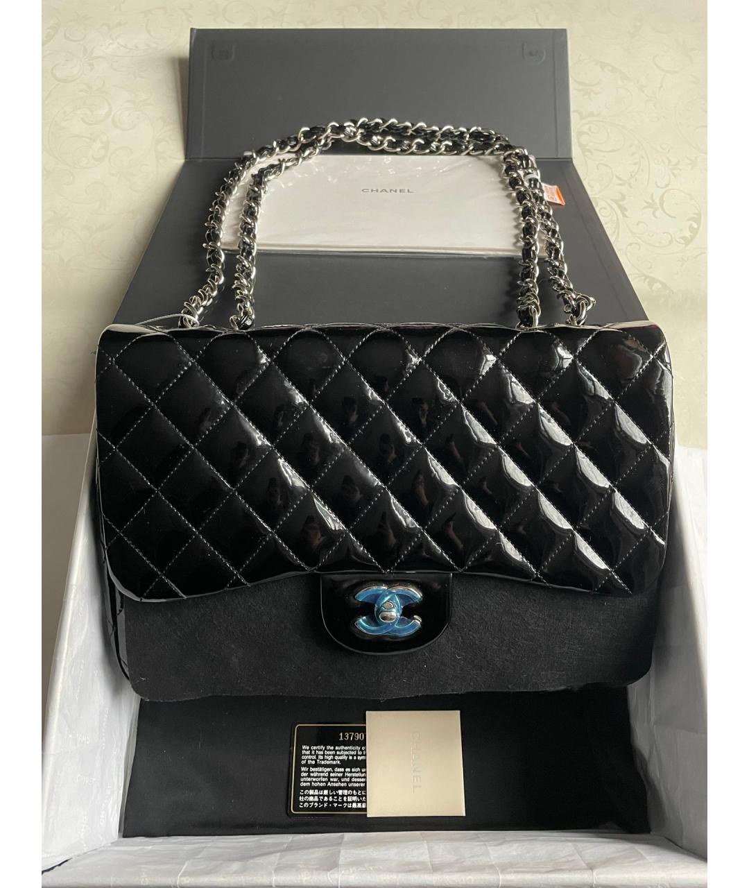 CHANEL Черная сумка через плечо из лакированной кожи, фото 6