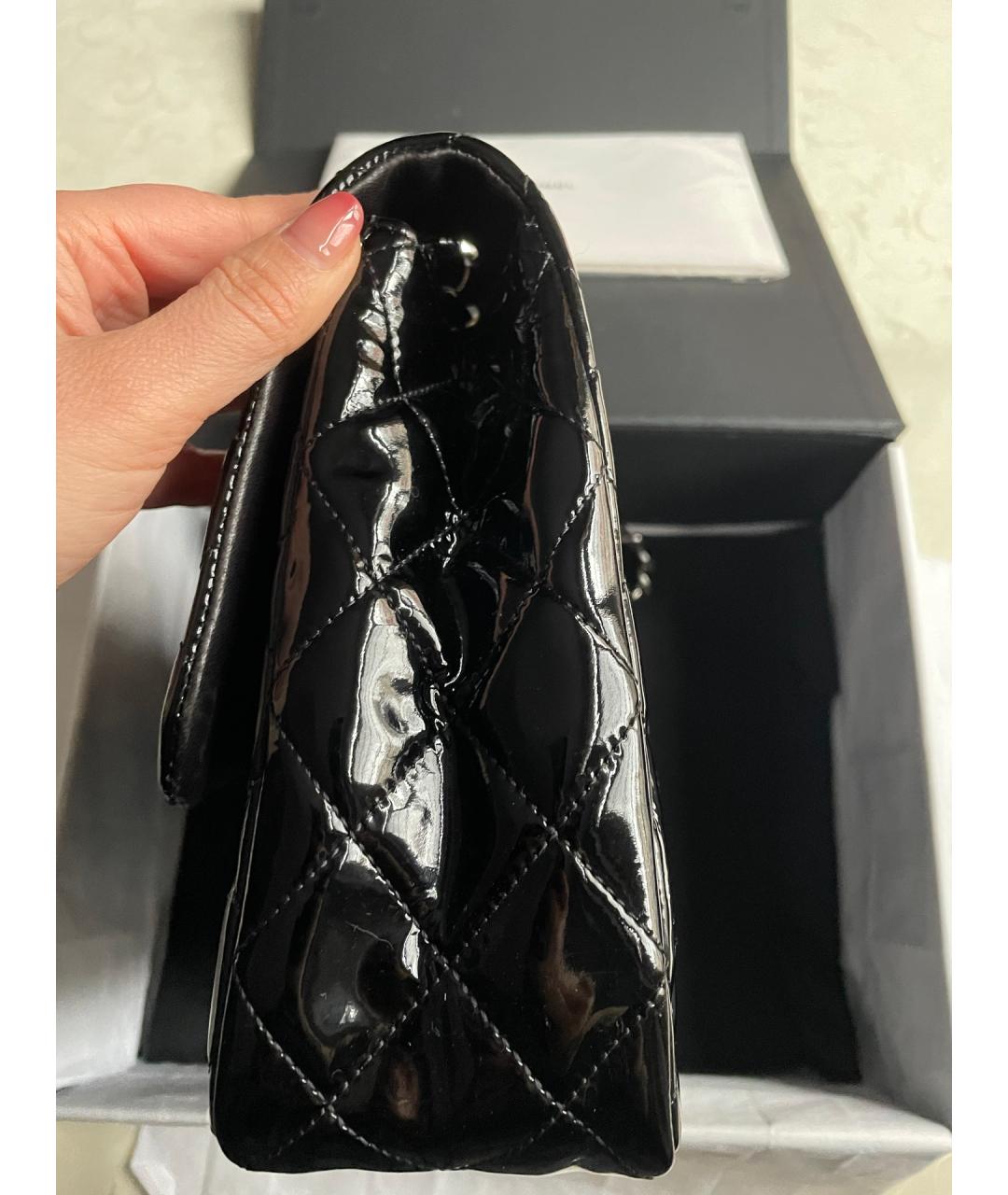 CHANEL Черная сумка через плечо из лакированной кожи, фото 3