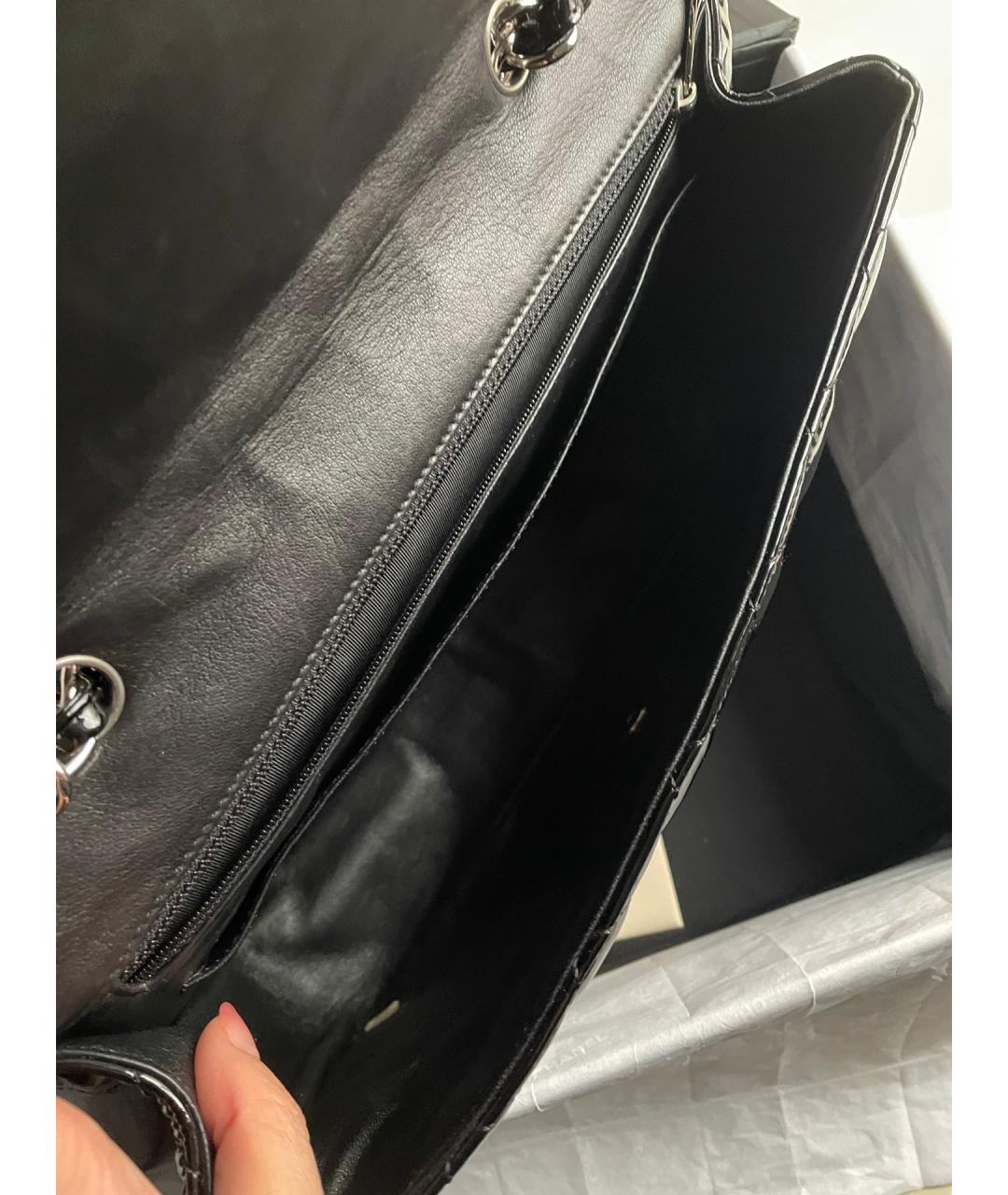 CHANEL Черная сумка через плечо из лакированной кожи, фото 5